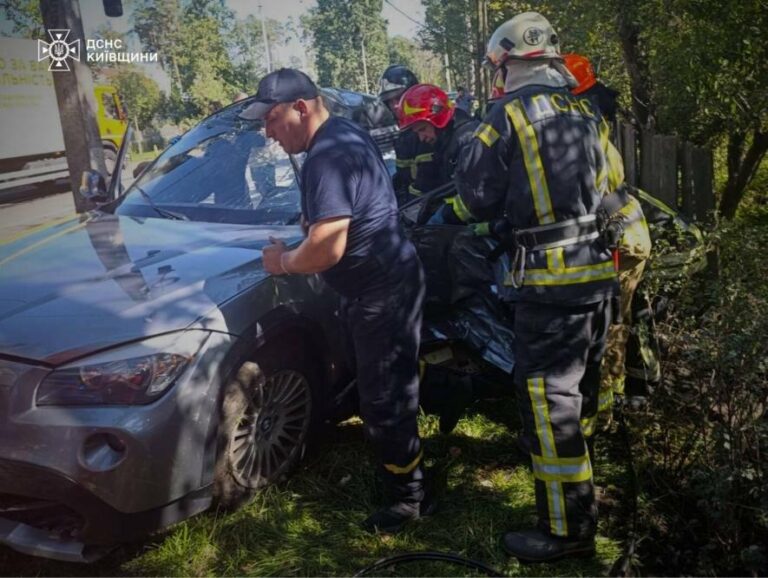 Легковик проти вантажівки: подробиці автотрощі на Київщині