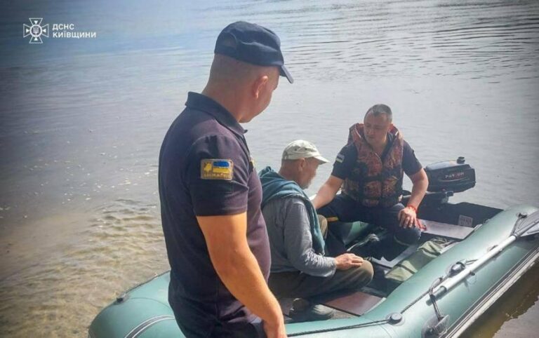 Рибалка застряг на острові під Києвом: деталі