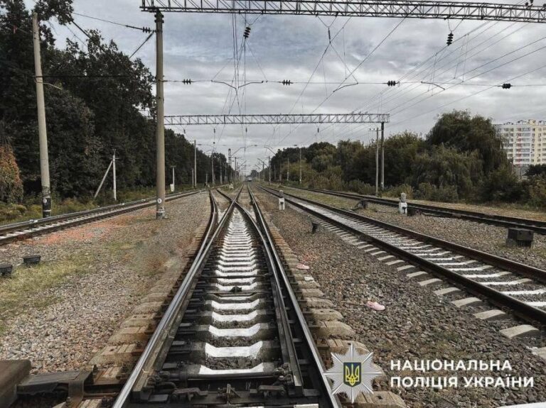 Жахлива подія на залізниці біля Києва: пасажирський потяг забрав життя жінки