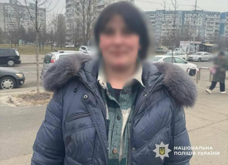 У столиці жінка в нетверезому стані підпалила автомобілі