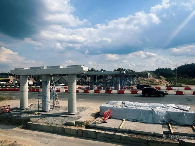 Від зруйнованого до сучасного: відновлення важливого мосту в Київській області