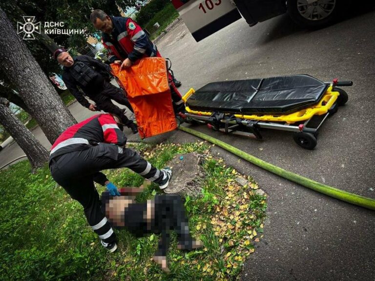 У Київській області стався пожежний інцидент у багатоквартирному будинку: чоловіка госпіталізували, – подробиці.