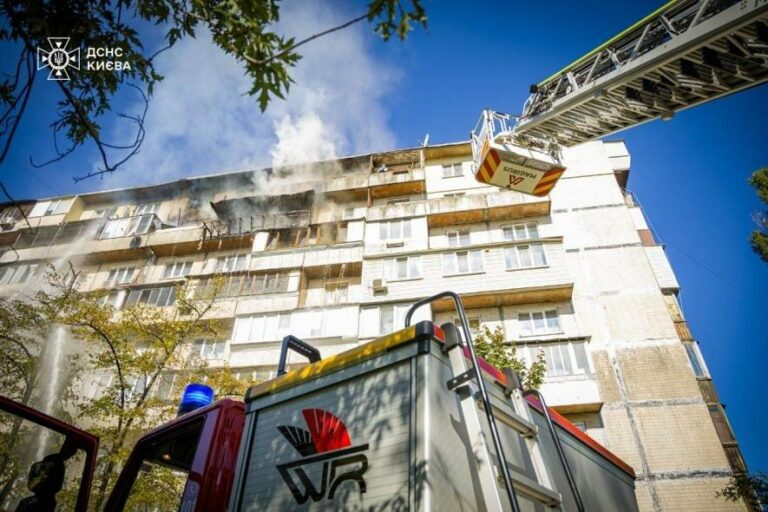 Герої вогню: Рятувальники визволяли людей з палаючої багатоповерхівки в Києві
