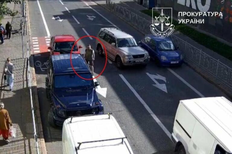 Водій розкішного авто в Києві наїхав на велосипедиста: подробиці інциденту, що завершився лікарняним лікуванням.