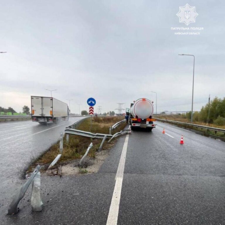 Аварія на Київщині: вантажівка Volvo в’їхала в відбійник — всі деталі події
