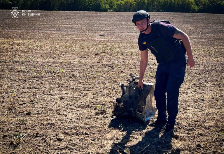 На Київщині рятувальники знешкодили уламки ракети з бойовою частиною