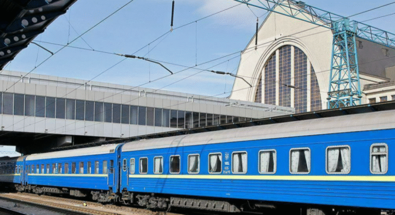 Російський удар зупинив залізничний рух: потяги до Київського вокзалу прибувають із запізненням