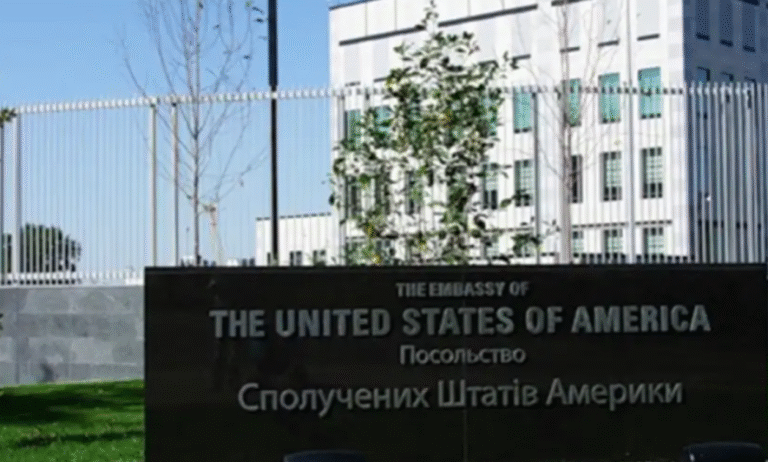 Чоловіка затримали біля посольства США в Києві: ексклюзивні кадри