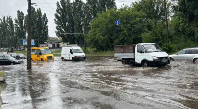 Потужна злива затопила кілометри доріг у Києві: де зараз складно проїхати, – ВІДЕО