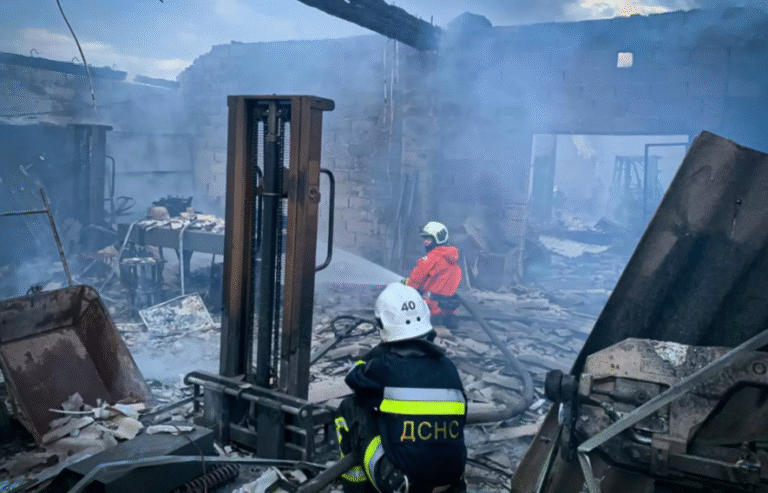 Майже 1, 000 кв. метрів у вогні: на Київщині спалахнула моторошна пожежа, – ФОТО