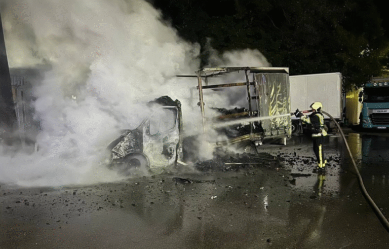 У Києві на вулиці спалахнуло полум’я: подробиці надзвичайної ситуації, – ФОТО