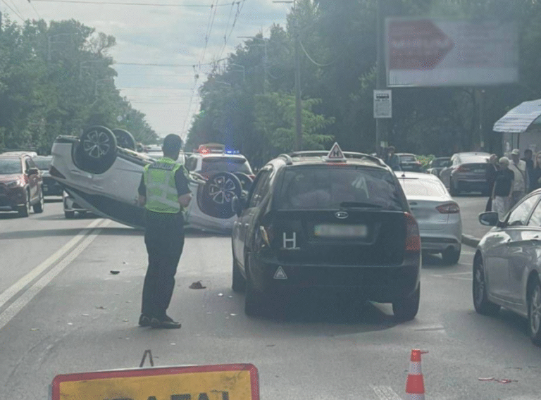 У Києві сталася жахлива аварія: автівка перевернулася, перекривши дороги — ФОТО