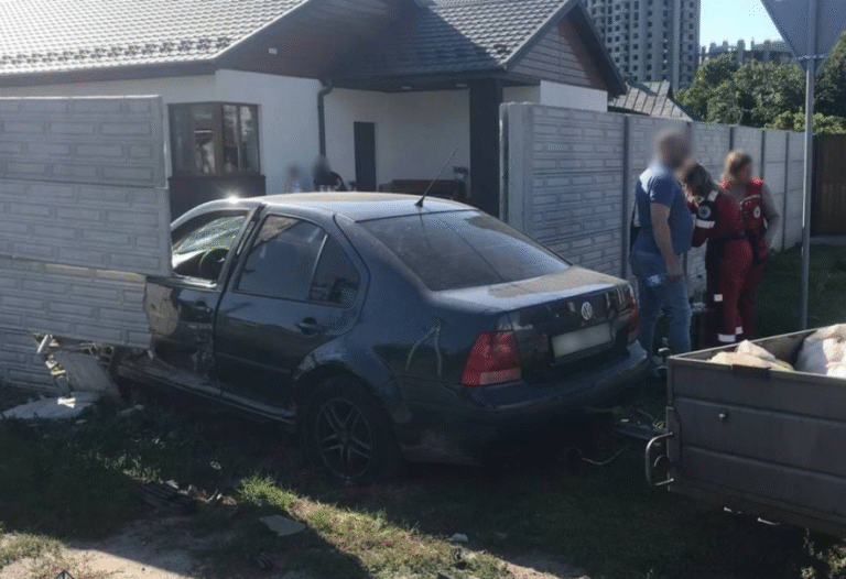 На Київщині автомобіль в’їхав у бетонний паркан, завдавши шкоди іншій машині – ФОТО