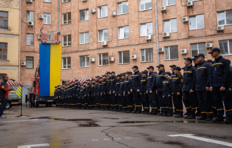 Вшанування героїв: Київ святкує День рятівника з нагородженнями за відвагу у боротьбі з вогнем – ФОТО