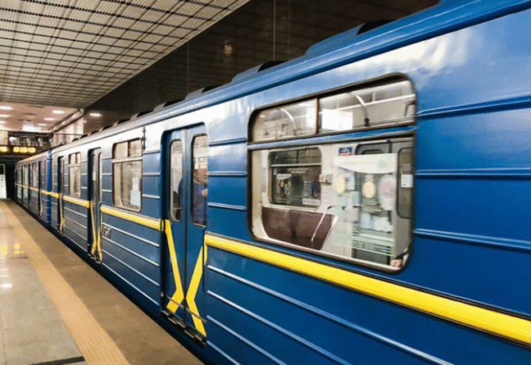 Вплив безпілотних атак: обмеження у курсуванні потягів метро Києва – усі подробиці