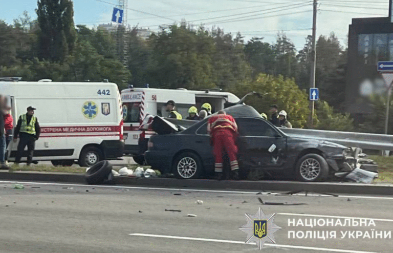 Фатальна аварія в Києві: автомобіль “вибухнув” після зіткнення, – ФОТО