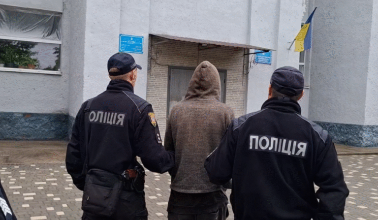 У Київській багатоповерхівці сталася жахлива подія: пенсіонерка отримала травми під час нападу – подробиці суспільства.