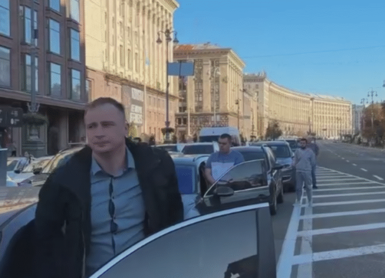 Київ у хвилині мовчання: сотні автомобілів зупинилися на Хрещатику – ПЕРШИЙ РАЗ