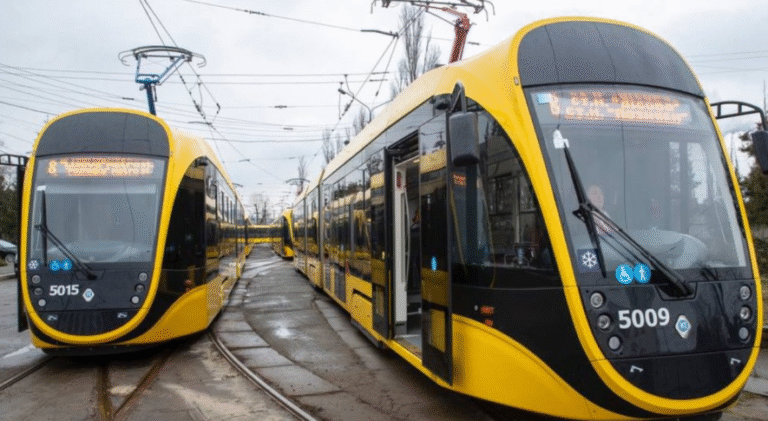 У Київському громадському транспорті пасажир втратив свідомість: затори та виклик медиків – всі подробиці.