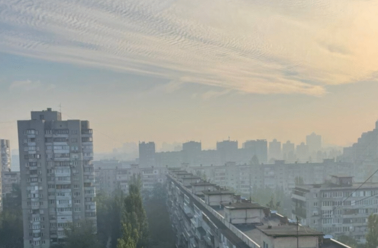 Ранковий туман в Києві: якість повітря погіршилася по всьому місту — подробиці ситуації.