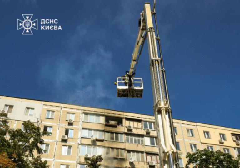 Рятувальники в Київській багатоповерхівці: евакуація та гасіння пожежі – деталі в зображеннях