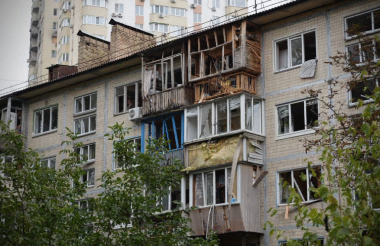 Київ після атаки: тисячі знищених вікон та сотні постраждалих – усі деталі ліквідації наслідків