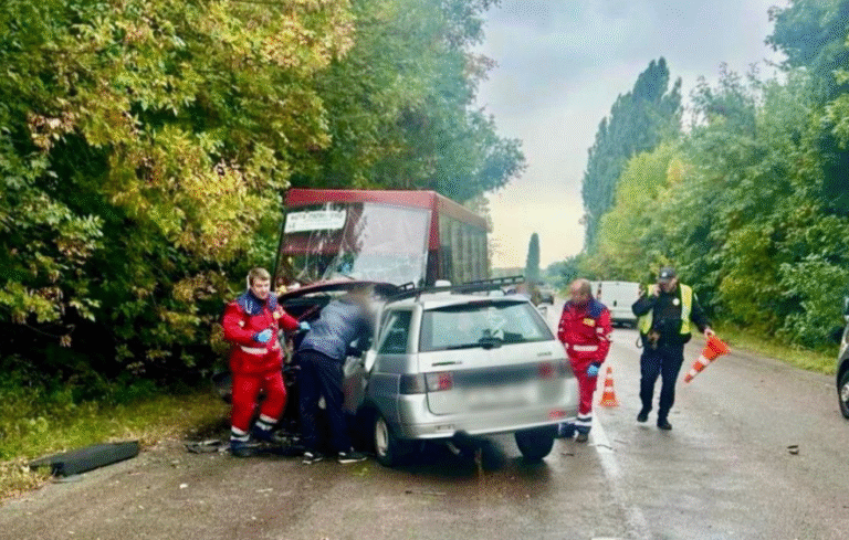 Автокатастрофа на Київщині: маршрутка потрощена, дев’ять людей постраждали, – ФОТО