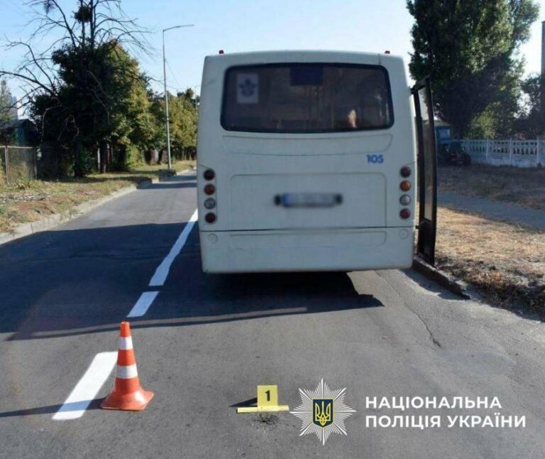 Конфлікт на маршруті в Києві: водій атакував колегу гранатою в автобусі