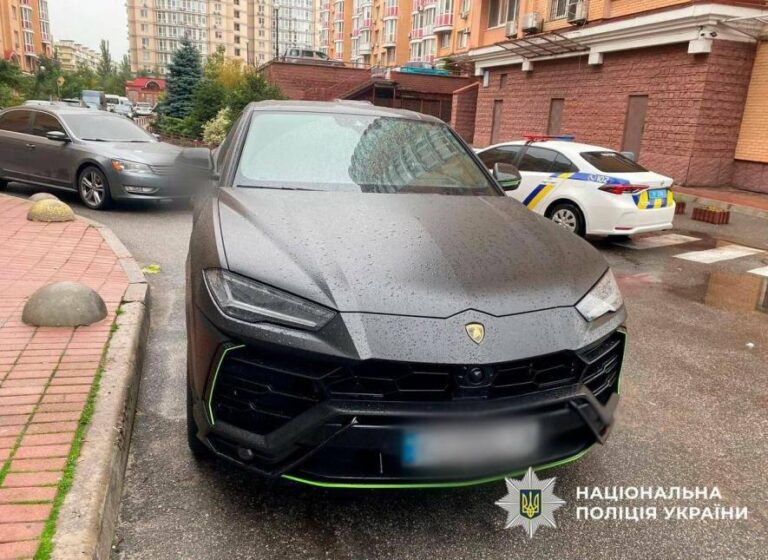 Київ під прицілом: у авто виявили блогера з пораненням голови