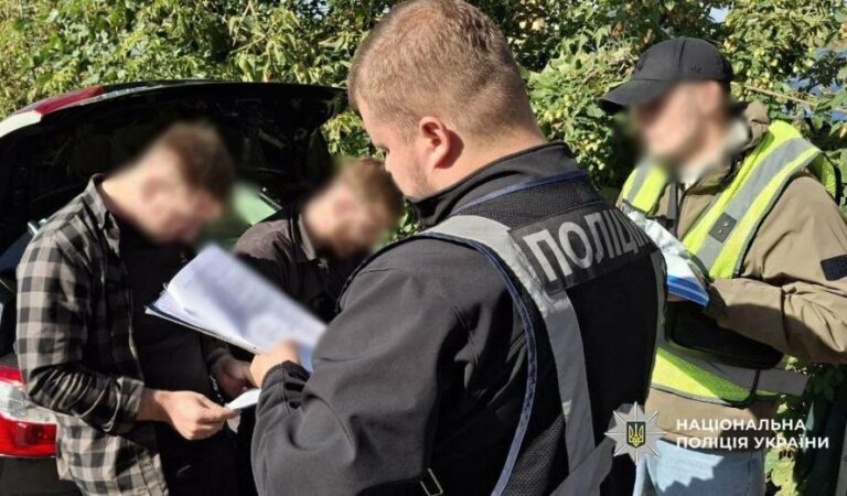 Київ: викрито схему незаконного перебування іноземців через фальшиві документи та підставні фірми — усі деталі.
