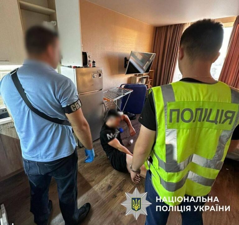 Київські правоохоронці викрили організатора схеми нелегального виїзду до Румунії за оплату.
