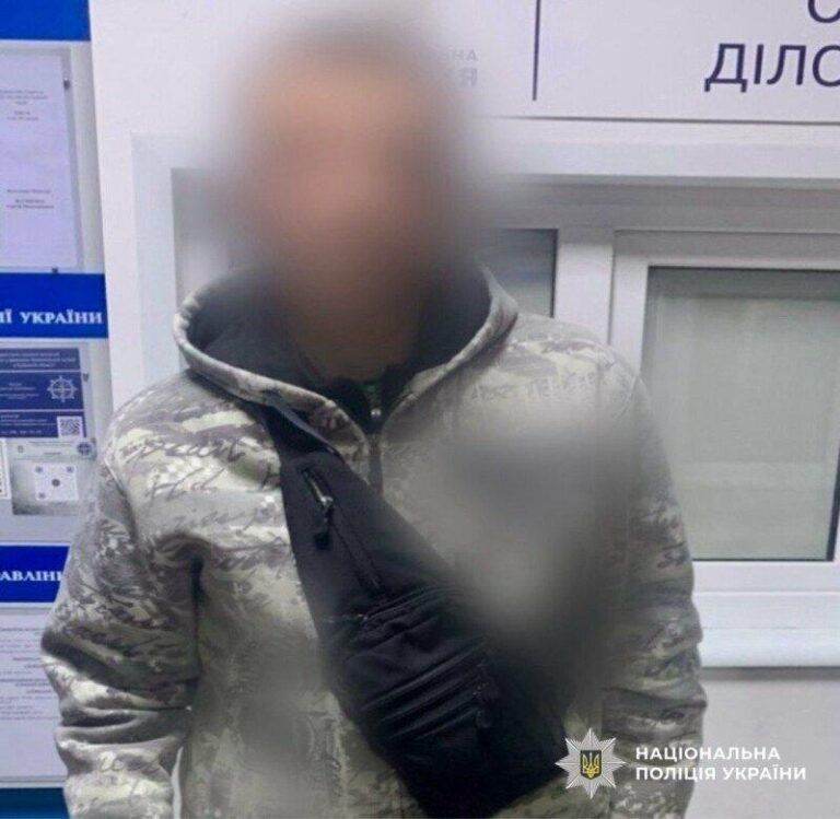В Київській області чоловіка запідозрили в незаконному обігу наркотиків через підозрілу посилку замість телефону.