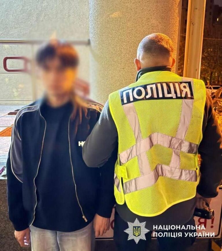 Кривава зустріч у Києві: молодик атакував дівчину пістолетом