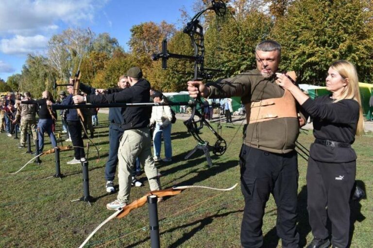«Стрімкі стріли відважних: ветерани та особи з інвалідністю змагались у стрільбі з лука на Київщині»