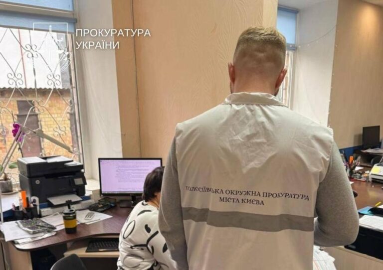 Скандал в освіті столиці: чиновниця витратила сотні тисяч на переплачені ноутбуки