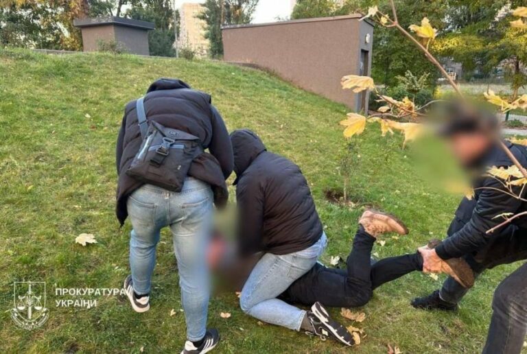 Екс-поліцейського зловили на хабарі за підроблену «бронировану» картку в столиці