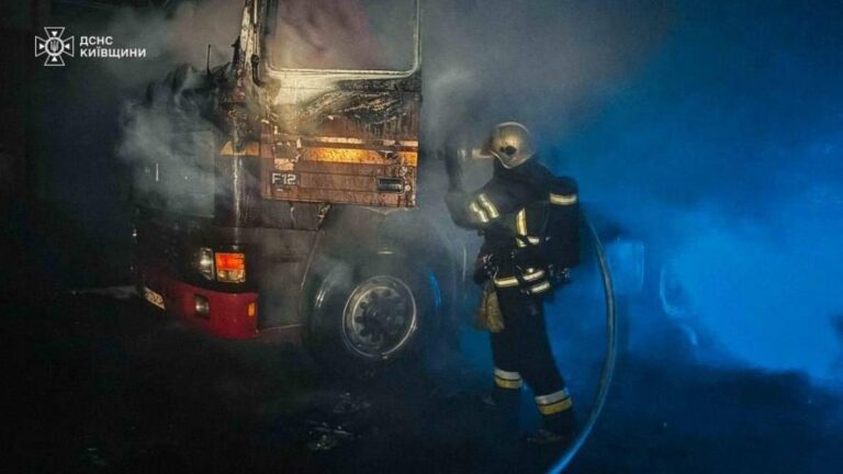 Полум’я в темряві: на Київщині згорів вантажівка – одна особа постраждала