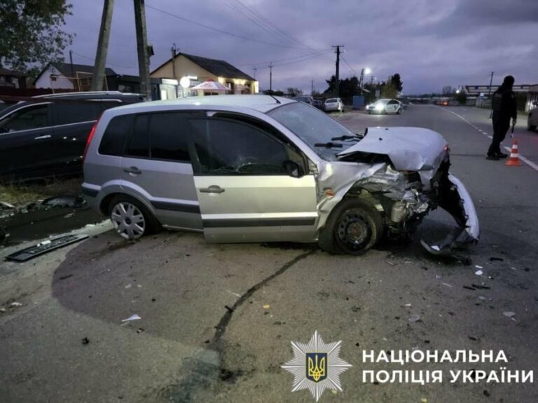 Аварія на Київщині: пенсіонер за кермом Ford не впорався з керуванням і опинився в лікарні