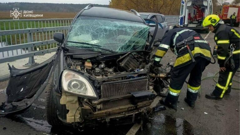 В Київській області сталася велика аварія: рятувальники звільнили двох постраждалих з розбитих автомобілів.
