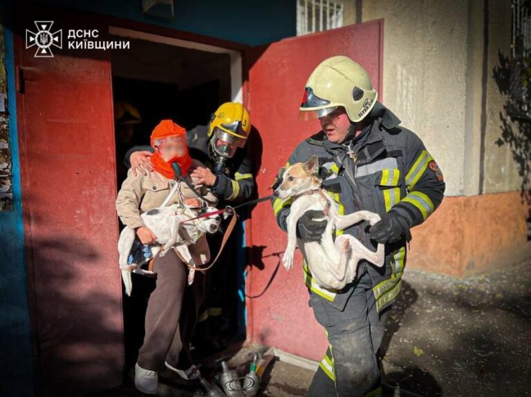 Вогняна небезпека в багатоповерхівці: рятувальники Київщини врятували дитину з пекла диму та паніки