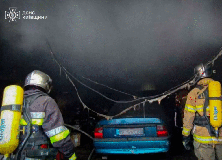 Пекельна ситуація на Київщині: автомобілі в огні та густий дим – ФОТО