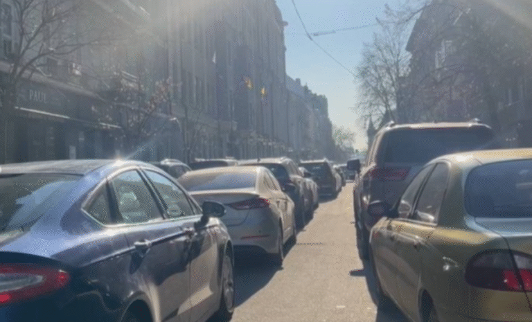 У Києві аварія з автомобілями призвела до заторів: які ділянки дороги варто обходити, – подробиці