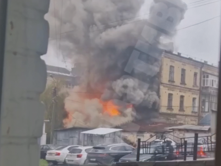 В центрі Києва спалахнула потужна пожежа: рятувальники оперативно ліквідовують дим, – ДИВІТЬСЯ ВІДЕО