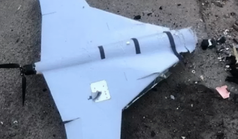 У Києві прогреміли потужні вибухи: уламки безпілотника впали на вулиці – всі деталі