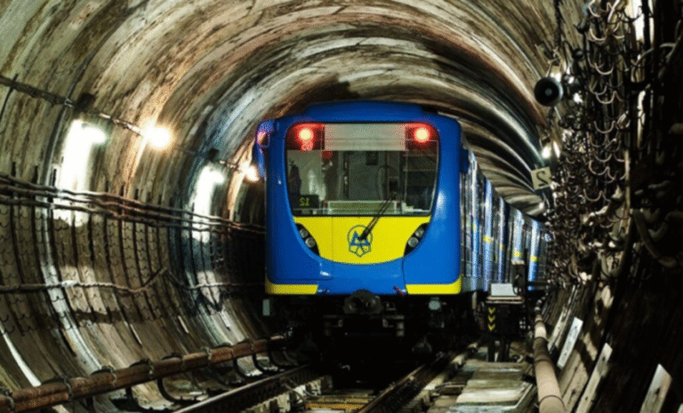 Київське метро після російської атаки: нові графіки руху потягів — усі подробиці