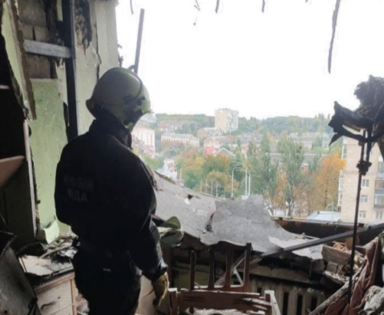 Вибухова хвиля зруйнувала київський будинок: наслідки пожежі та падіння дронів – ФОТОрепортаж.
