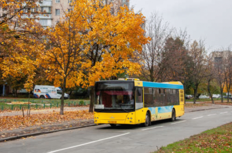 Невідкладні новини для мандрівників: нові траси та обмеження в київському русі.