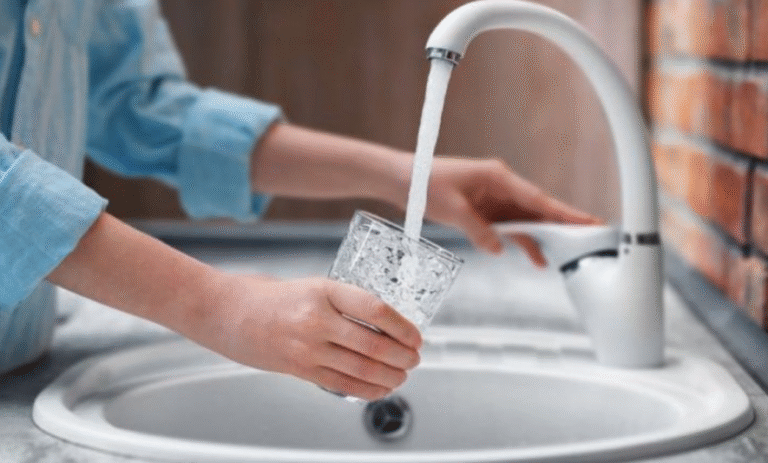Темна ніч без води: киян просять утриматися від споживання води з крана