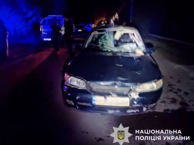 Трагічний інцидент на Київщині: автомобіль наїхав на пішохода та зазнав аварії, – ФОТО