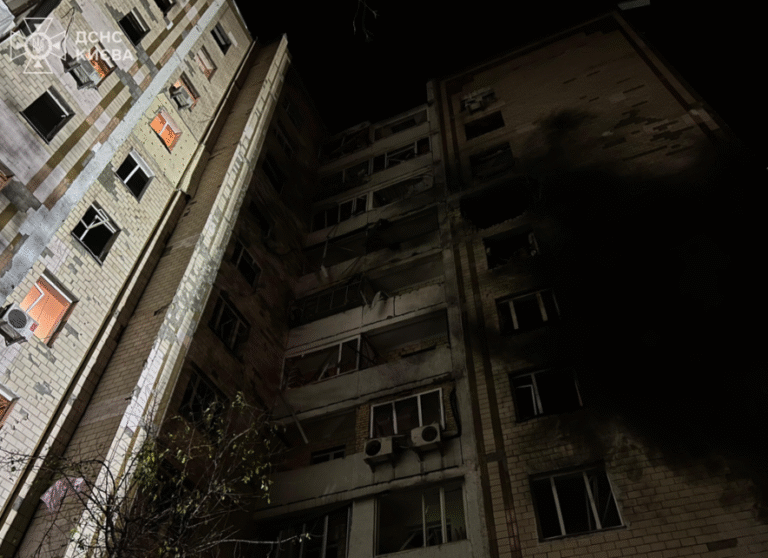 Пожежі у помешканнях та вибиті вікна: уламки БпЛА впали в двох районах Києва